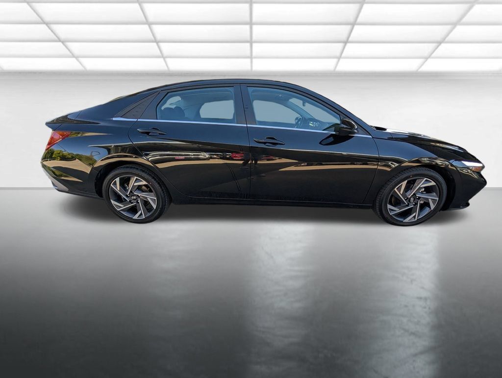 Used 2025 Hyundai Elantra SEL FWD image 30