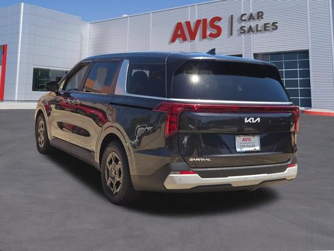 Used 2025 Kia Carnival FWD image 3