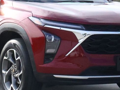 Used 2025 Chevrolet Trax LT w/ LT Convenience Package image 7