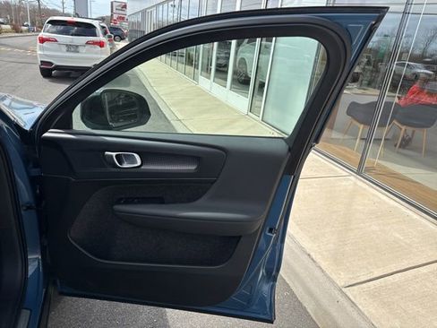 Certified 2025 Volvo XC40 B5 Plus AWD/4WD image 14