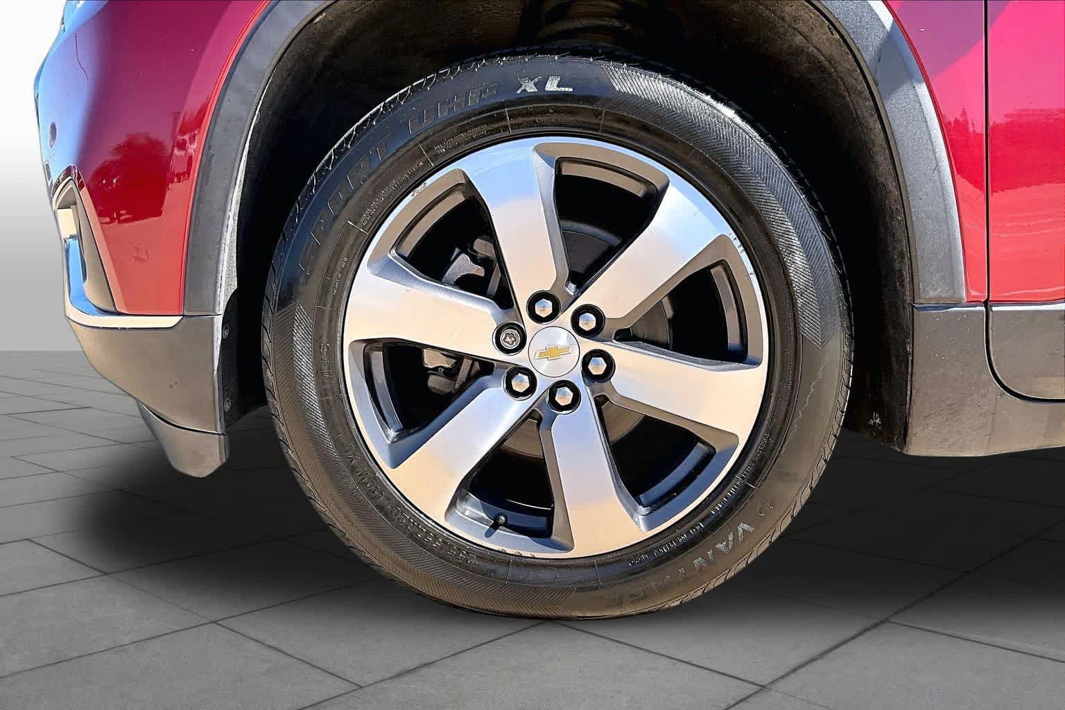 Used 2018 Chevrolet Traverse LT w/ LPO, Floor Liner Package FWD image 11
