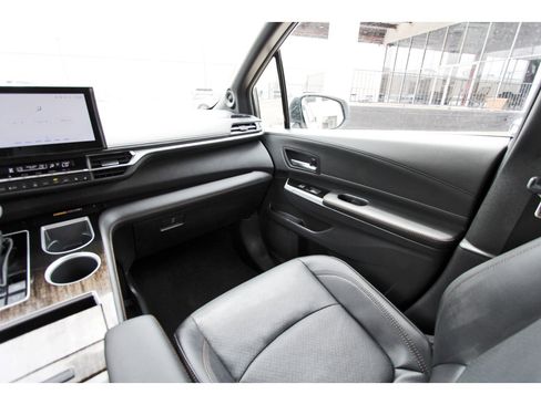 Used 2025 Toyota Sienna Limited AWD/4WD image 12