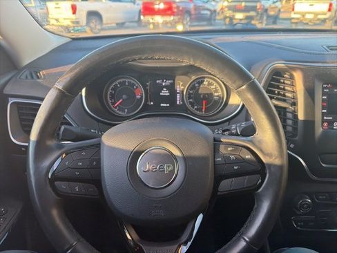 Used 2019 Jeep Cherokee Latitude Plus image 32