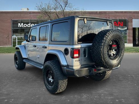 Used 2018 Jeep Wrangler Unlimited Sahara image 2