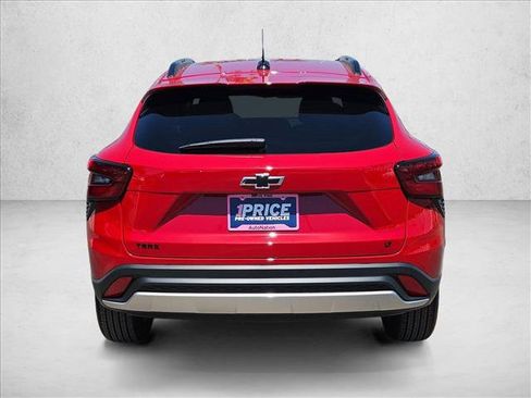 Used 2026 Chevrolet Trax LT w/ LPO, Blackout Package FWD image 6