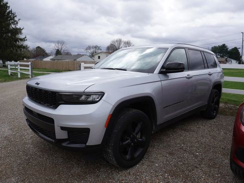 Used 2023 Jeep Grand Cherokee L Laredo image 1