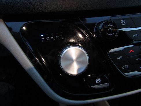 Used 2022 Chrysler Pacifica Touring-L FWD image 18
