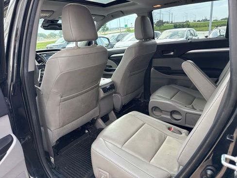 Used 2019 Toyota Highlander XLE AWD/4WD image 9