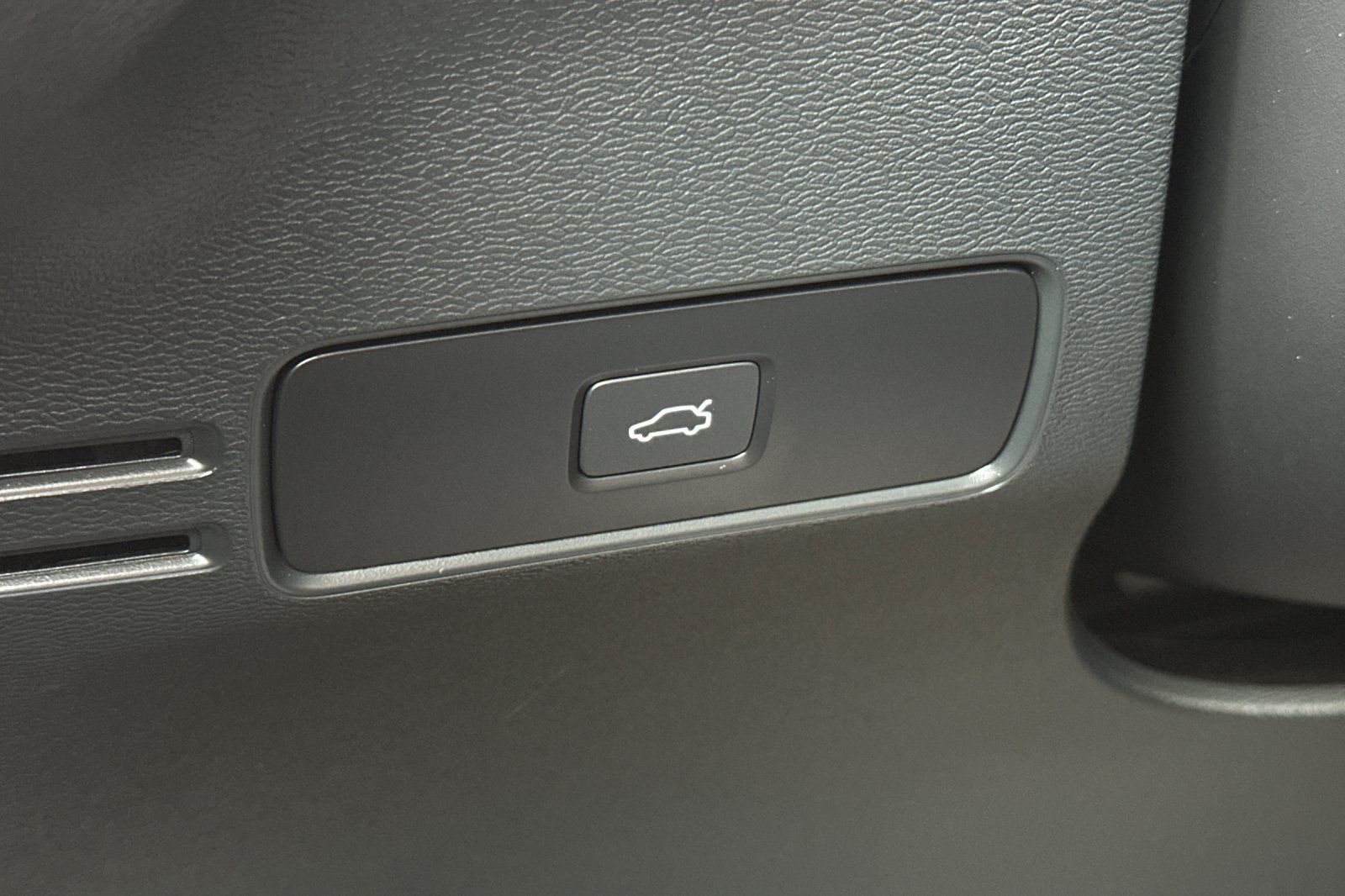 Certified 2024 Volvo XC40 Recharge Core w/ Protection Package Premier AWD/4WD image 30