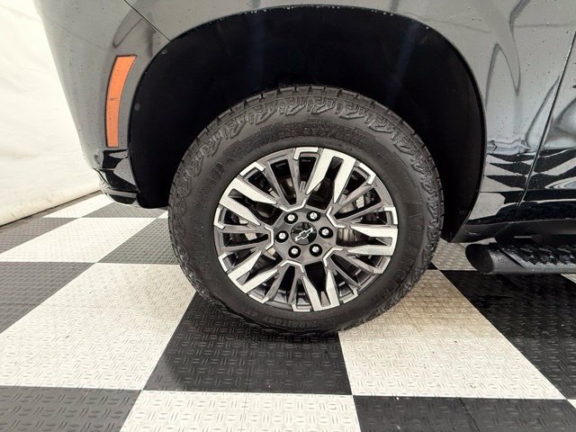 Used 2025 Chevrolet Suburban Z71 AWD/4WD image 12