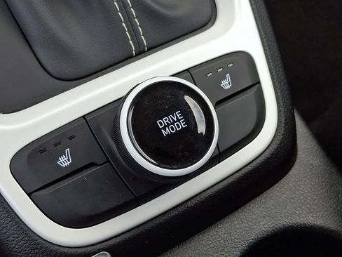 Used 2025 Hyundai Venue Limited FWD image 27