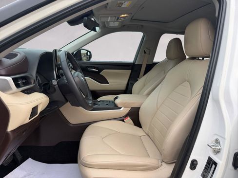 Used 2022 Toyota Highlander XLE image 9