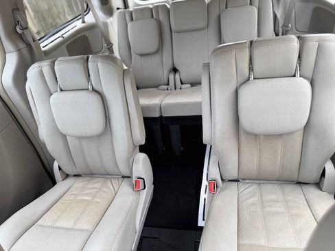Used 2012 Chrysler Town & Country Touring-L w/ Entertainment Group #2 FWD image 17