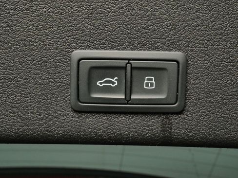 Used 2023 Audi e-tron Premium Plus w/ Premium Plus Package AWD/4WD image 31