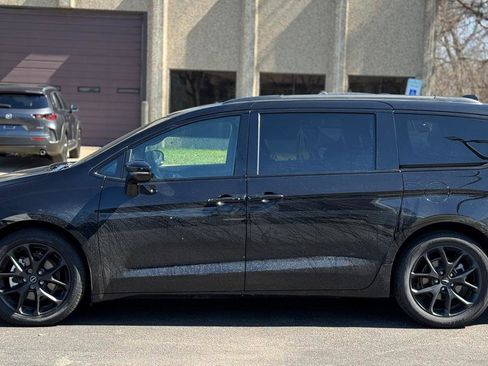 Used 2025 Chrysler Pacifica Limited image 4