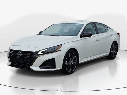 Used 2025 Nissan Altima 2.5 SR w/ SR Premium Package image 10