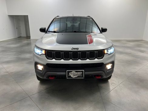 Used 2025 Jeep Compass Trailhawk AWD/4WD image 2