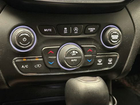 Used 2019 Jeep Cherokee Latitude Plus w/ Comfort/Convenience Group FWD image 10