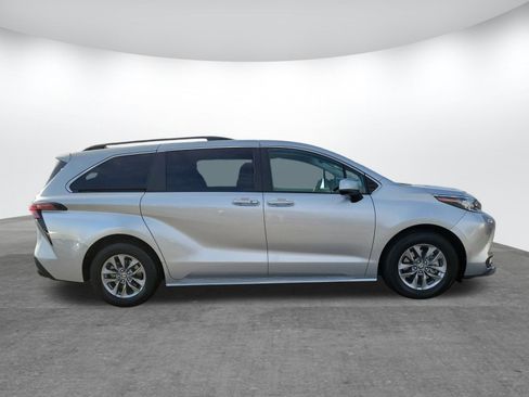 Certified 2022 Toyota Sienna LE image 4