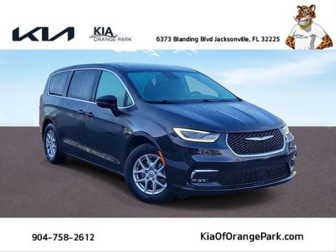 Used 2023 Chrysler Pacifica Touring-L image 1