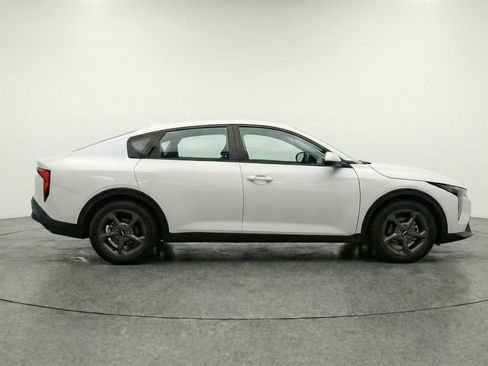 Used 2025 Kia K4 LXS FWD image 11