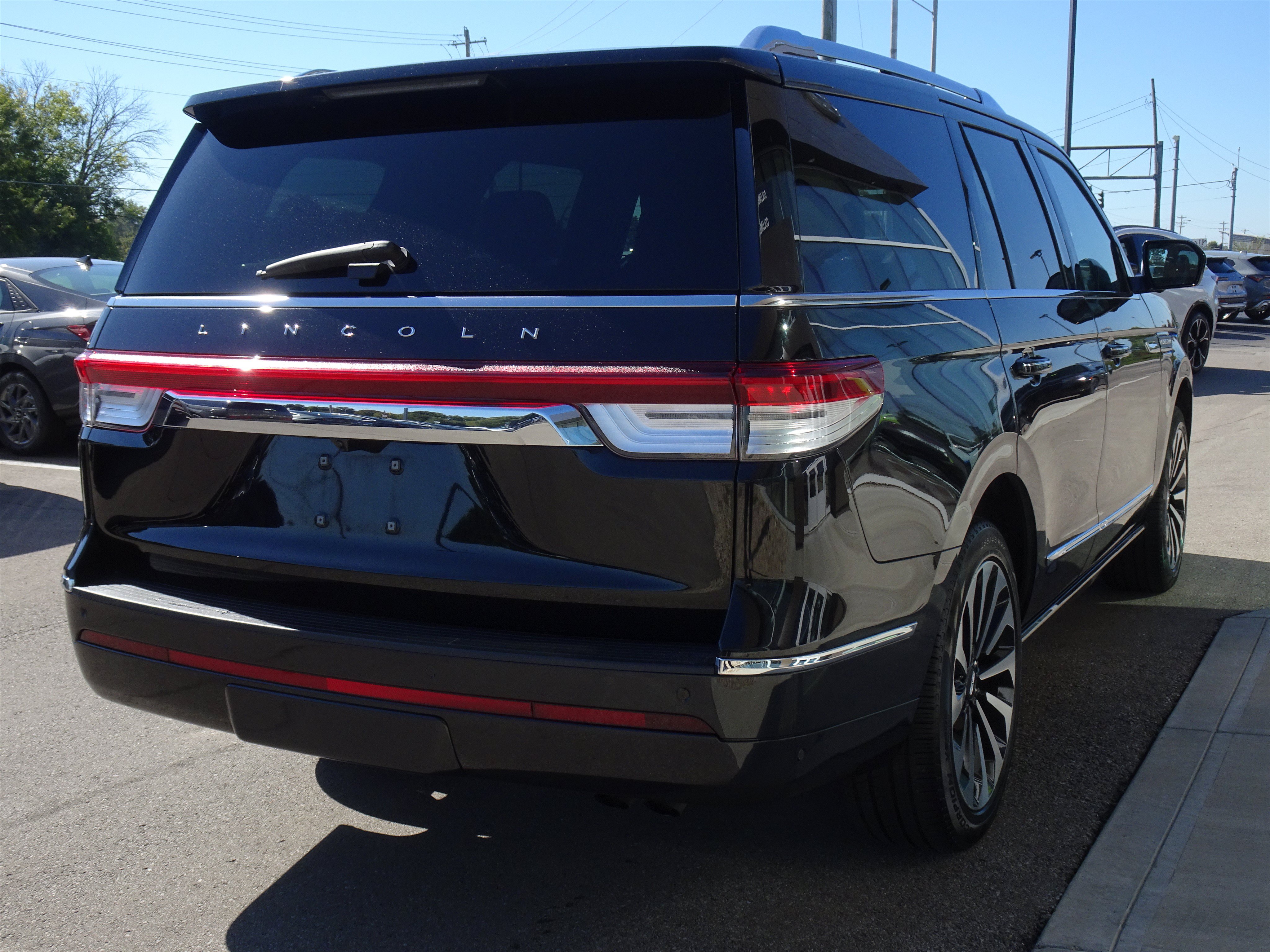 Used 2024 Lincoln Navigator Reserve AWD/4WD image 5