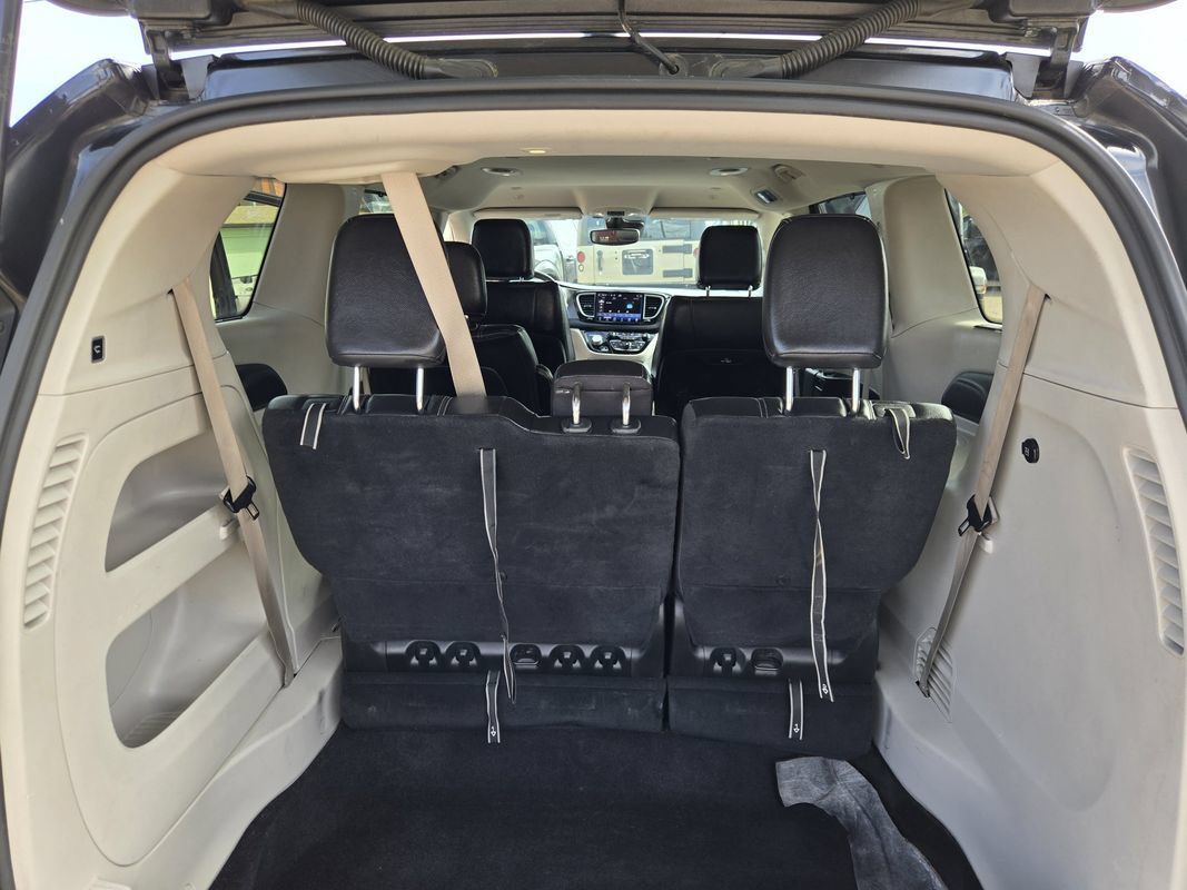 Used 2022 Chrysler Pacifica Touring-L FWD image 18