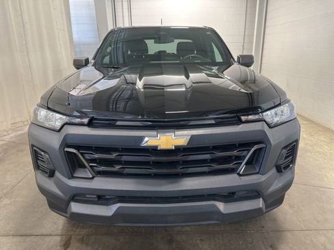 Used 2023 Chevrolet Colorado W/T RWD image 2