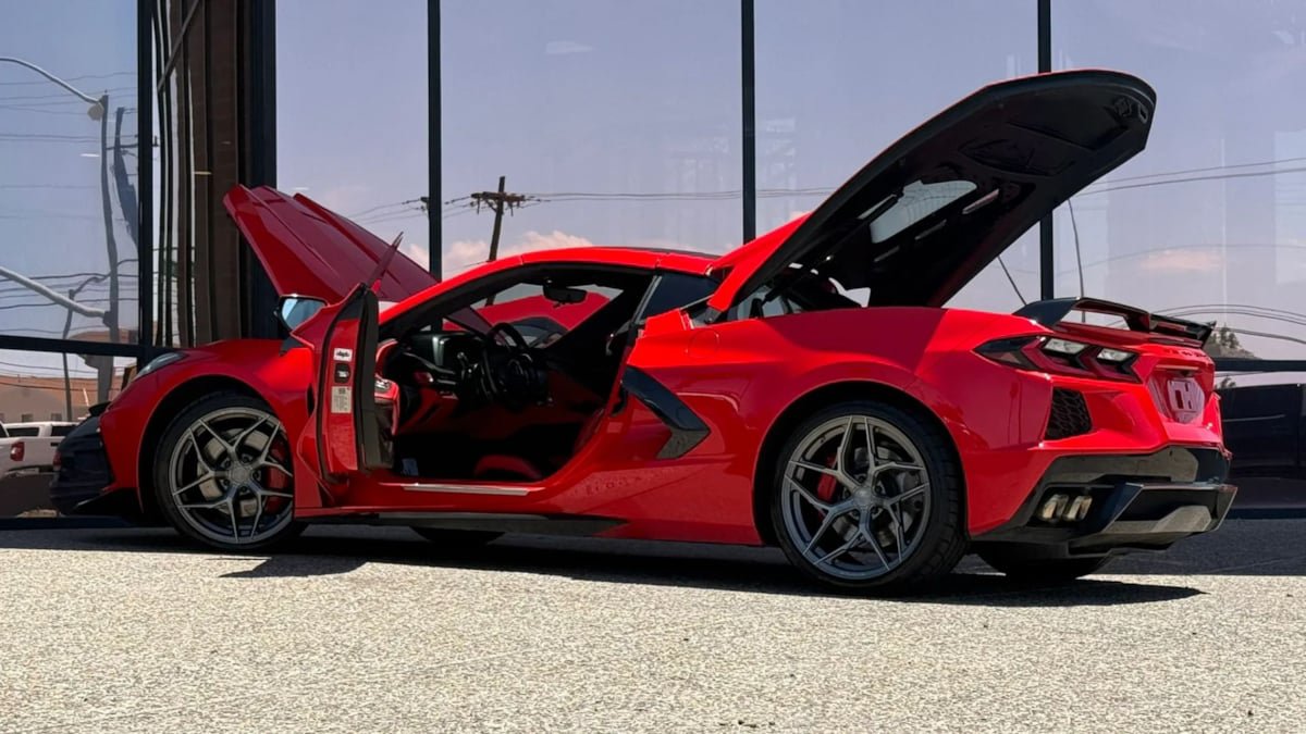 Used 2020 Chevrolet Corvette Stingray Premium Cpe w/ 3LT Preferred Equipment Group RWD image 23
