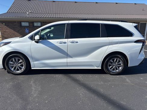 Used 2023 Toyota Sienna XLE image 7