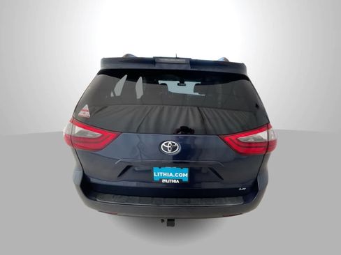 Used 2020 Toyota Sienna LE w/ Carpet Mat Package FWD image 7