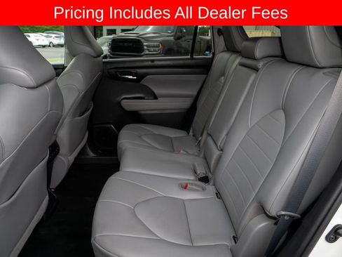 Used 2021 Toyota Highlander XLE FWD image 9
