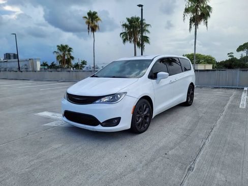 Used 2019 Chrysler Pacifica Touring Plus w/ S Appearance Package FWD image 1