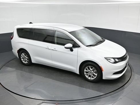 Used 2023 Chrysler Voyager LX image 71