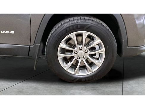 Used 2021 Jeep Cherokee Latitude Plus image 20