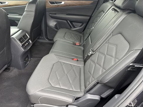 Certified 2025 Volkswagen Atlas SE FWD image 6