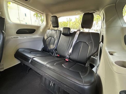 Certified 2024 Chrysler Pacifica Touring-L FWD image 43