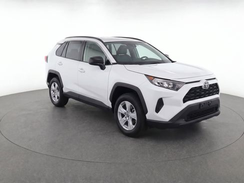Used 2019 Toyota RAV4 LE FWD image 2