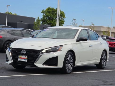 Used 2025 Nissan Altima 2.5 SV FWD image 7