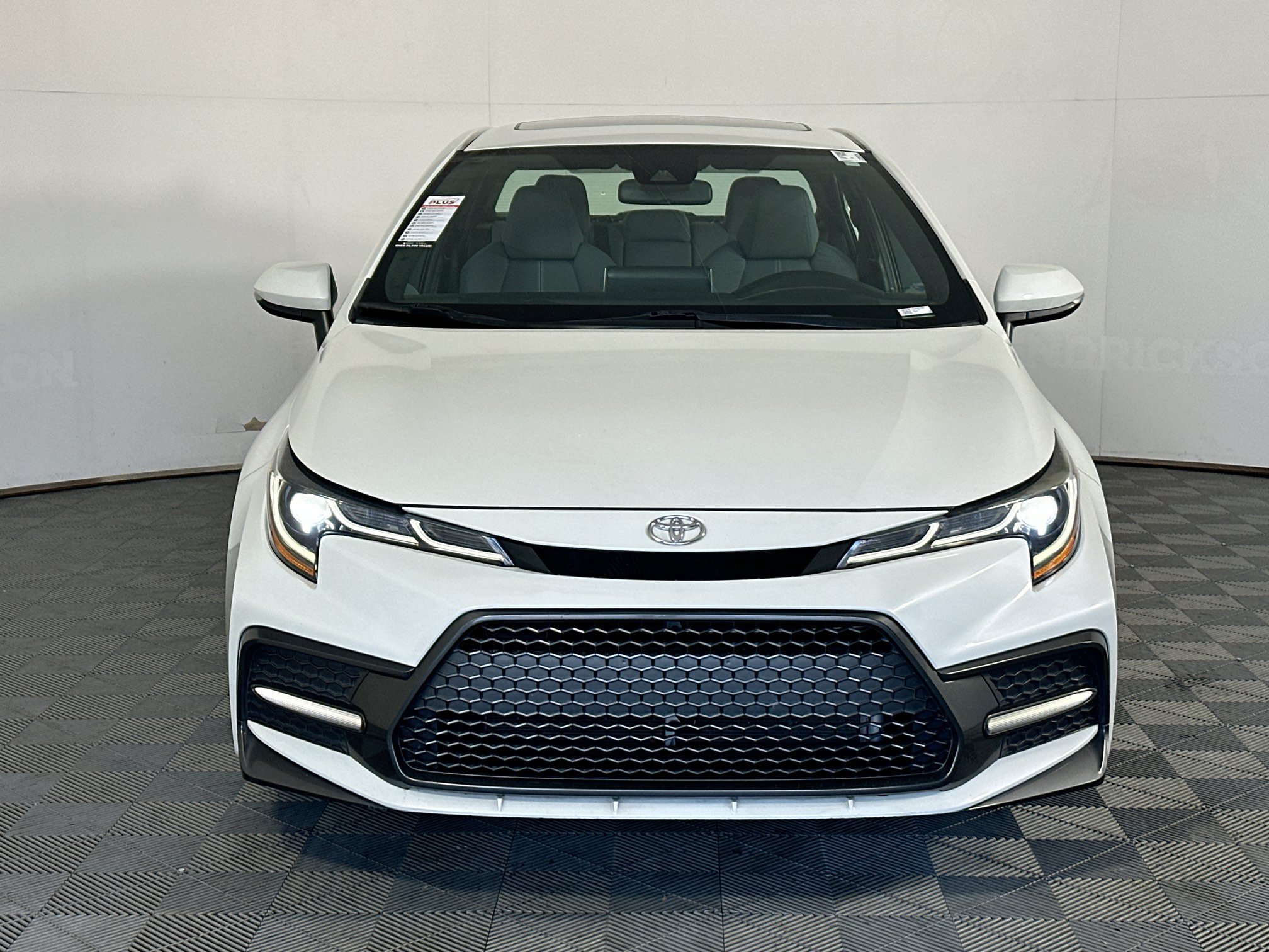 Used 2020 Toyota Corolla SE w/ SE Premium Package FWD image 8