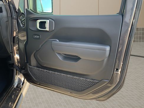 Used 2025 Jeep Wrangler Unlimited Sport AWD/4WD image 32