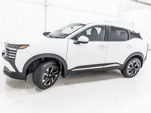 Used 2025 Nissan Kicks SV AWD/4WD image 3