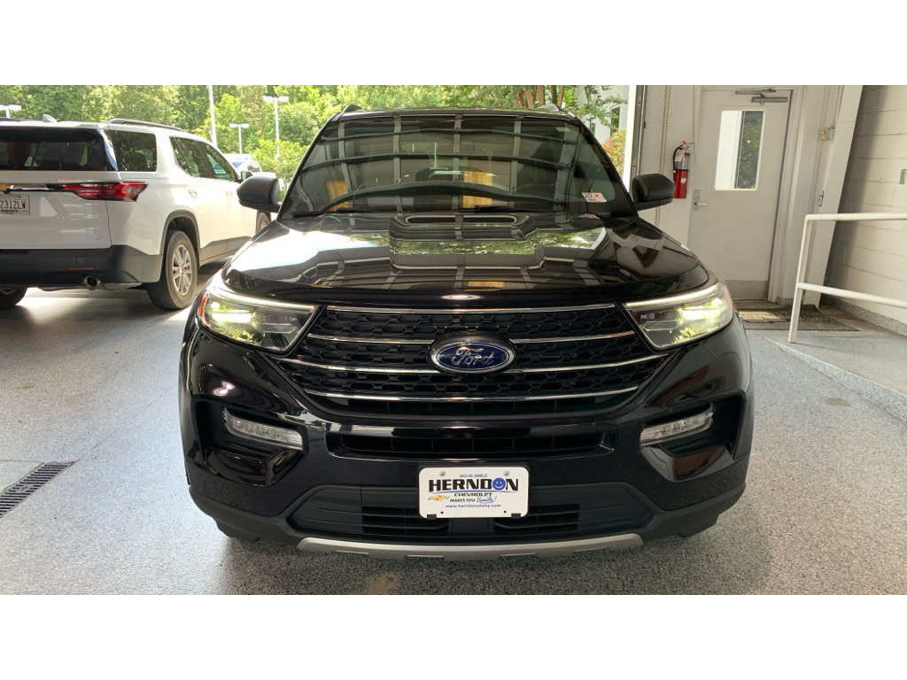 Used 2023 Ford Explorer XLT w/ Equipment Group 202A AWD/4WD image 2