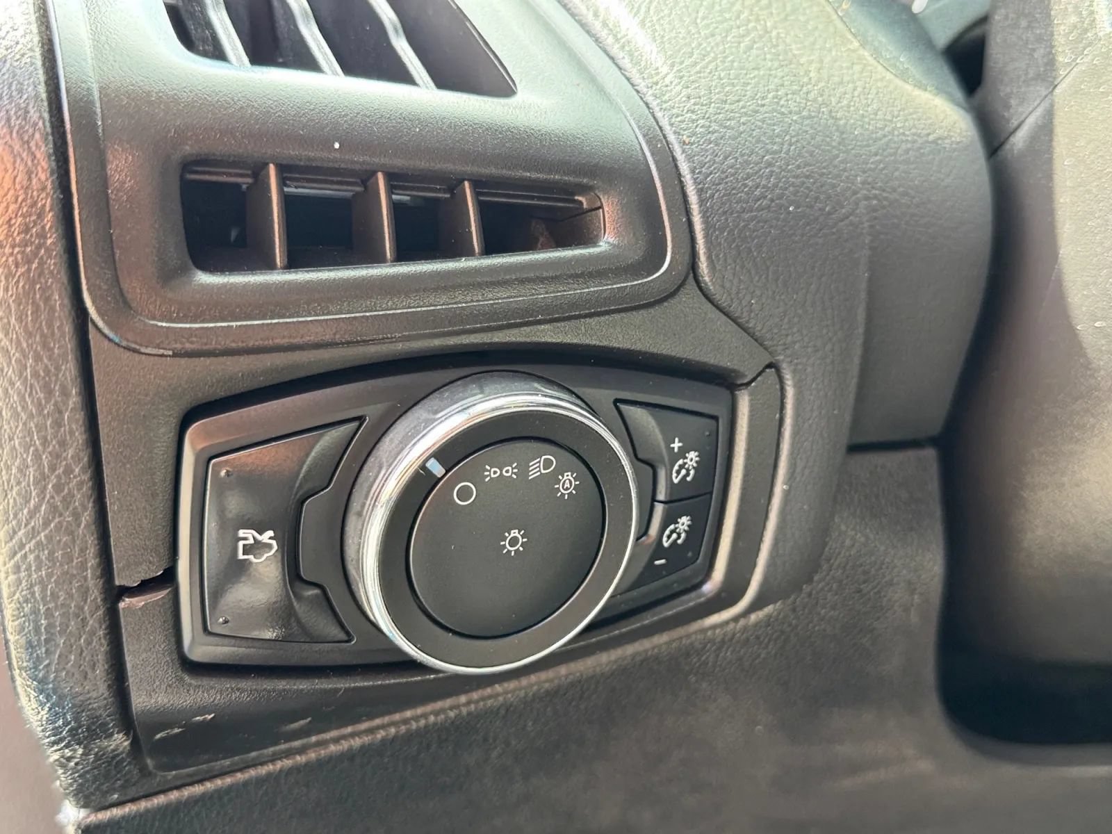 Used 2014 Ford Focus SE FWD image 24