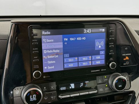 Used 2020 Toyota Highlander XLE FWD image 21