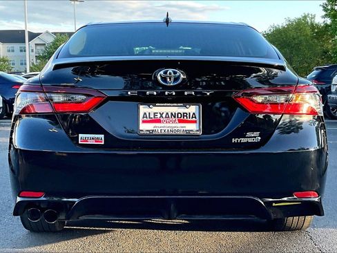 Used 2021 Toyota Camry SE w/ Cold Weather Package FWD image 4