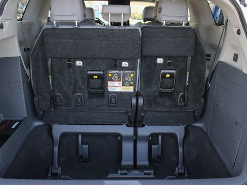 Used 2024 Toyota Sienna Limited FWD image 30