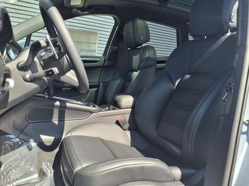 Certified 2025 Porsche Macan image 5