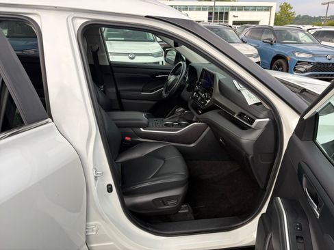 Used 2023 Toyota Highlander XLE FWD image 28