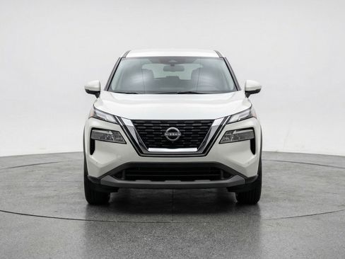 Used 2025 Nissan Rogue SV image 2